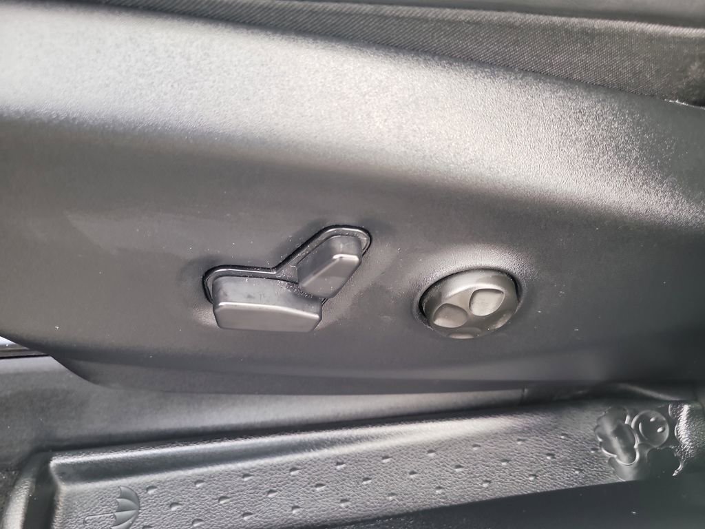 Used 2025 Chrysler Pacifica Premium image 19