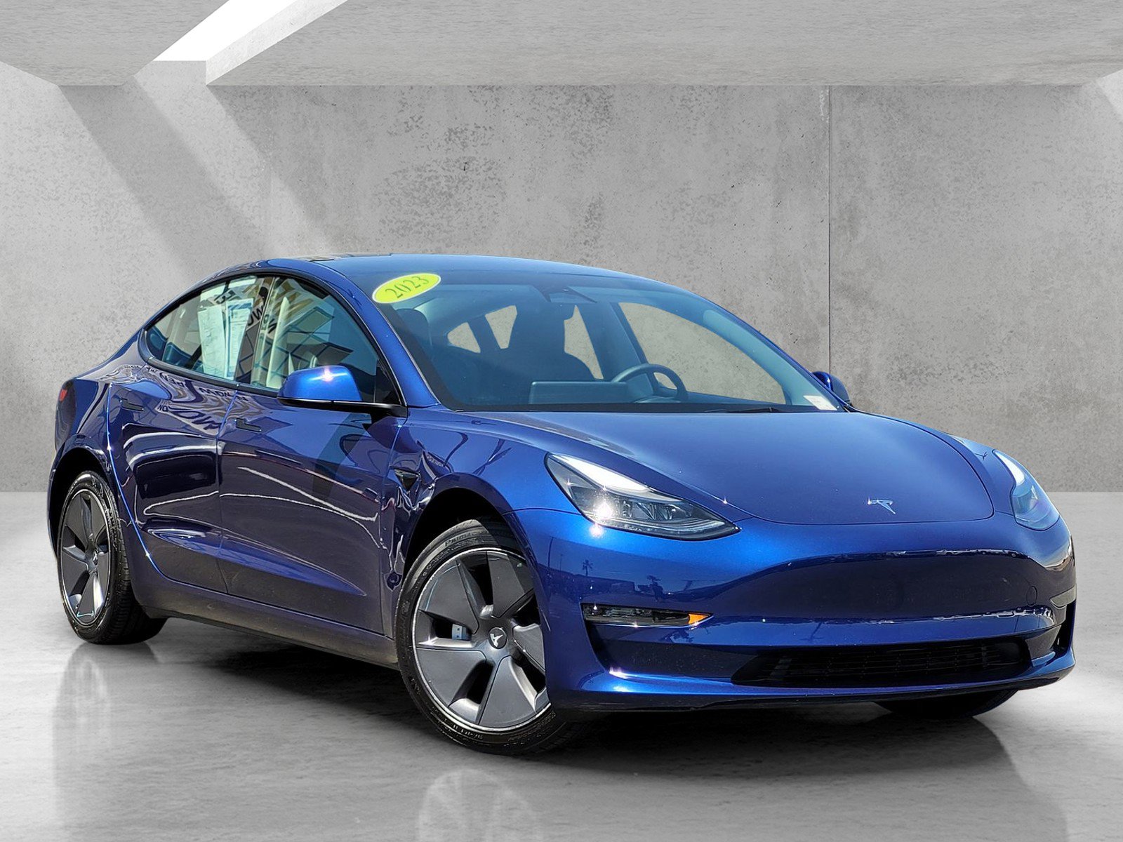 Used 2023 Tesla Model 3 Standard Range image 1