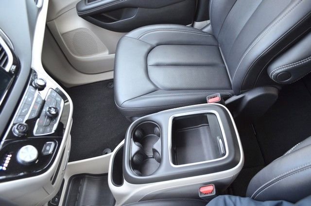 Used 2024 Chrysler Pacifica Touring-L image 22