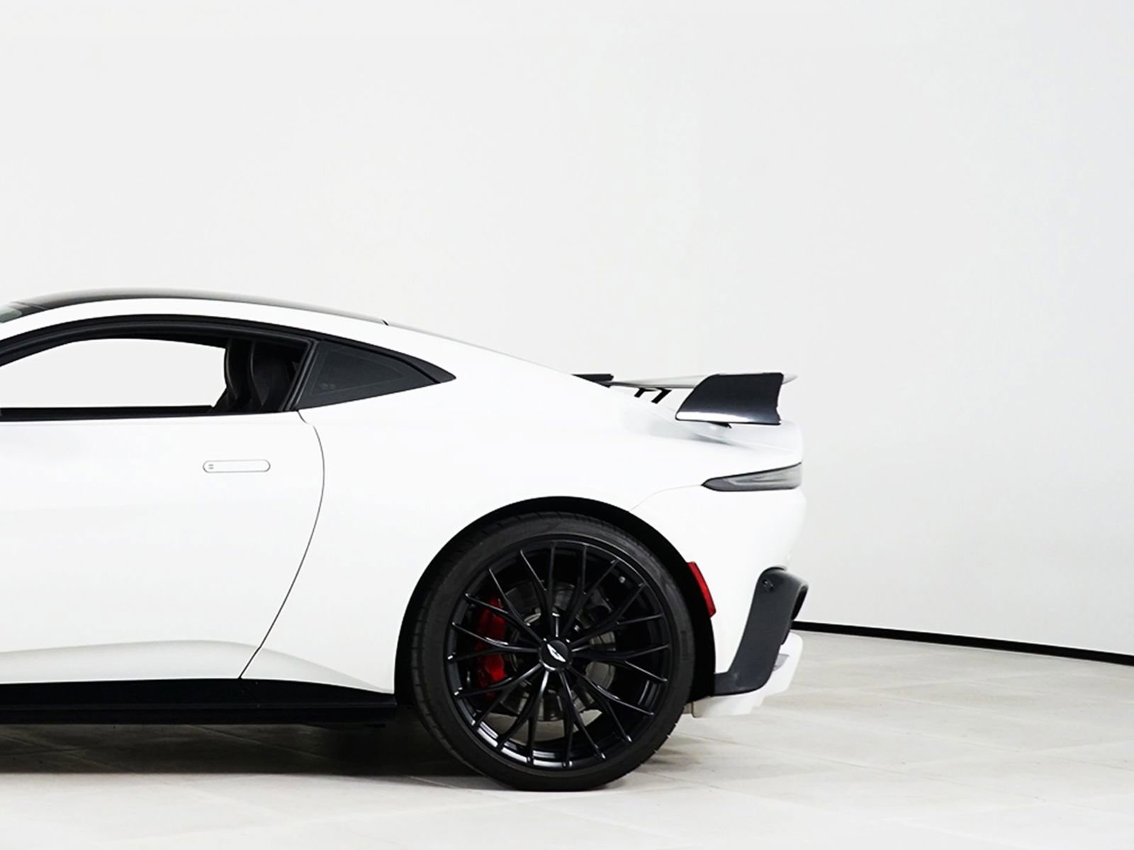 Used 2023 Aston Martin V8 Vantage Coupe RWD image 13