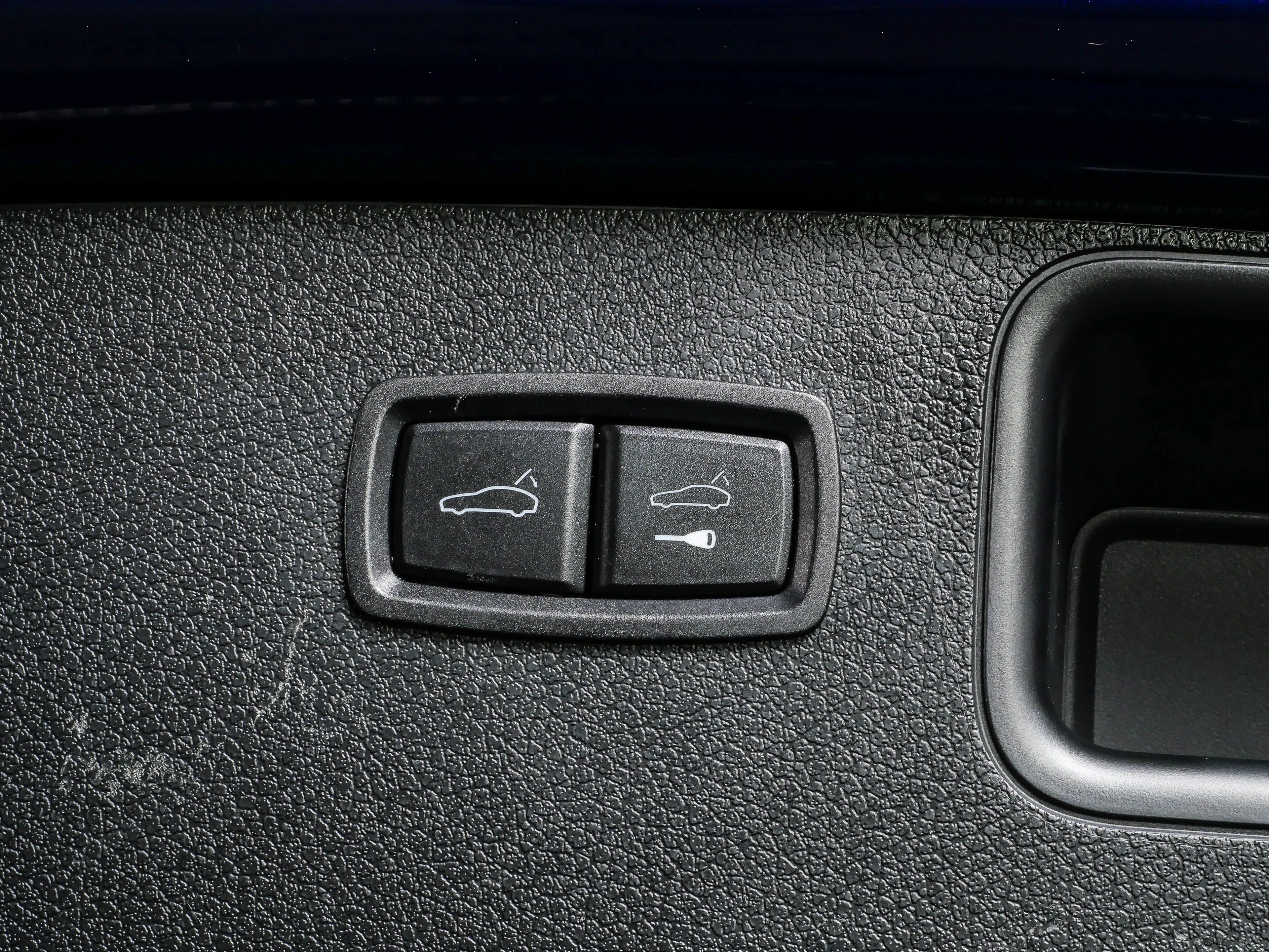 Certified 2024 Porsche Macan AWD/4WD image 33