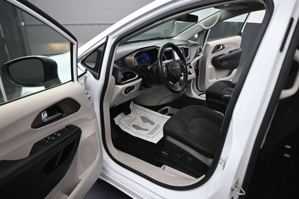 Used 2022 Chrysler Voyager LX FWD image 40