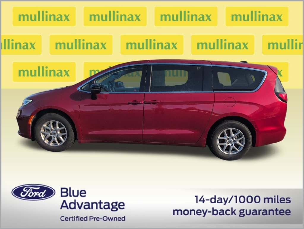 Used 2024 Chrysler Pacifica Touring-L FWD image 12