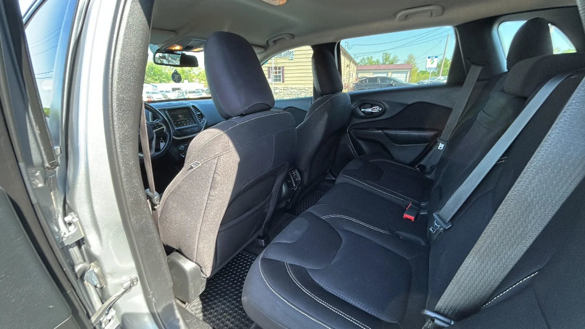 Used 2015 Jeep Cherokee Latitude w/ Cold Weather Group AWD/4WD image 27
