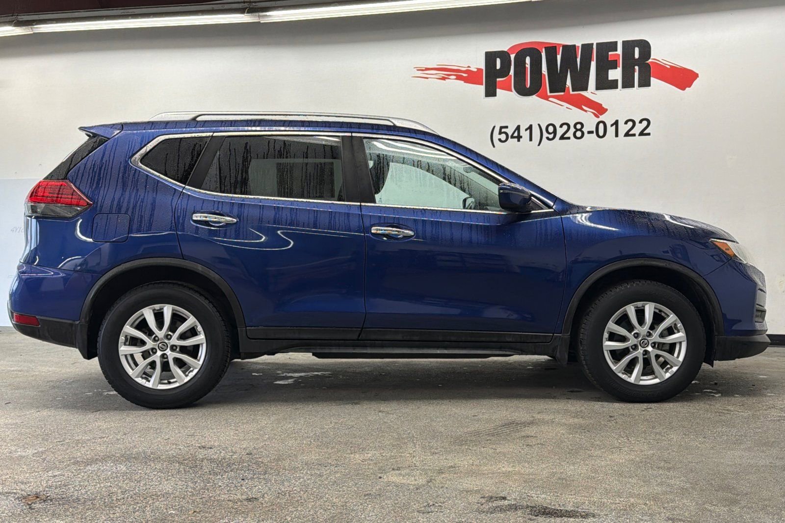 Used 2017 Nissan Rogue SV image 2