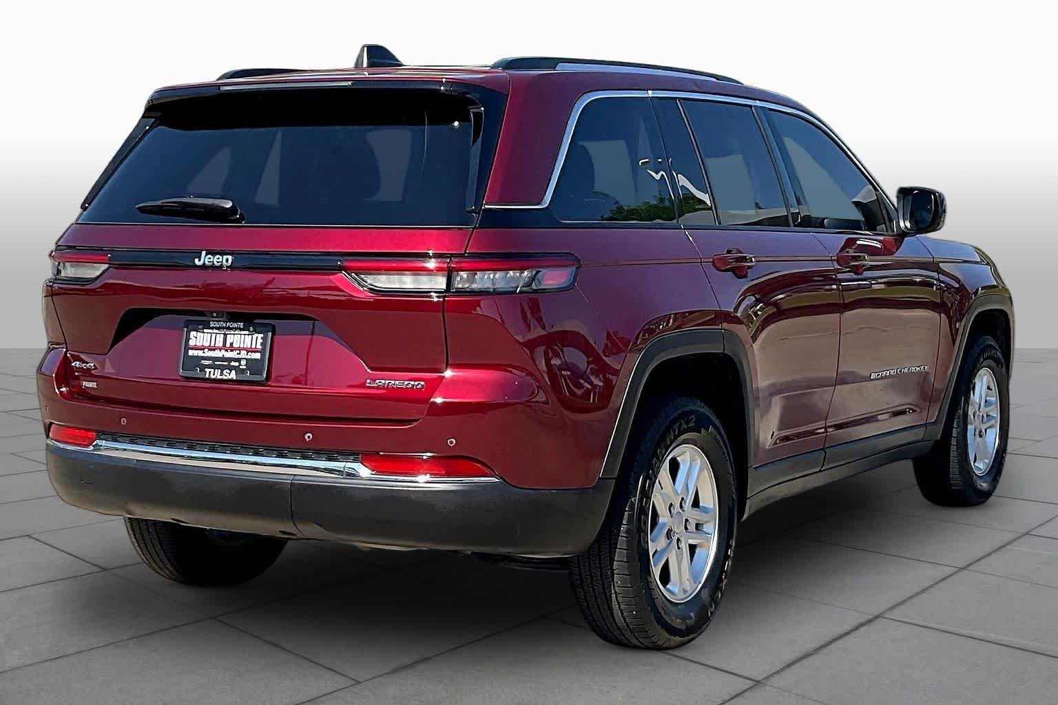 Used 2023 Jeep Grand Cherokee Laredo AWD/4WD image 13