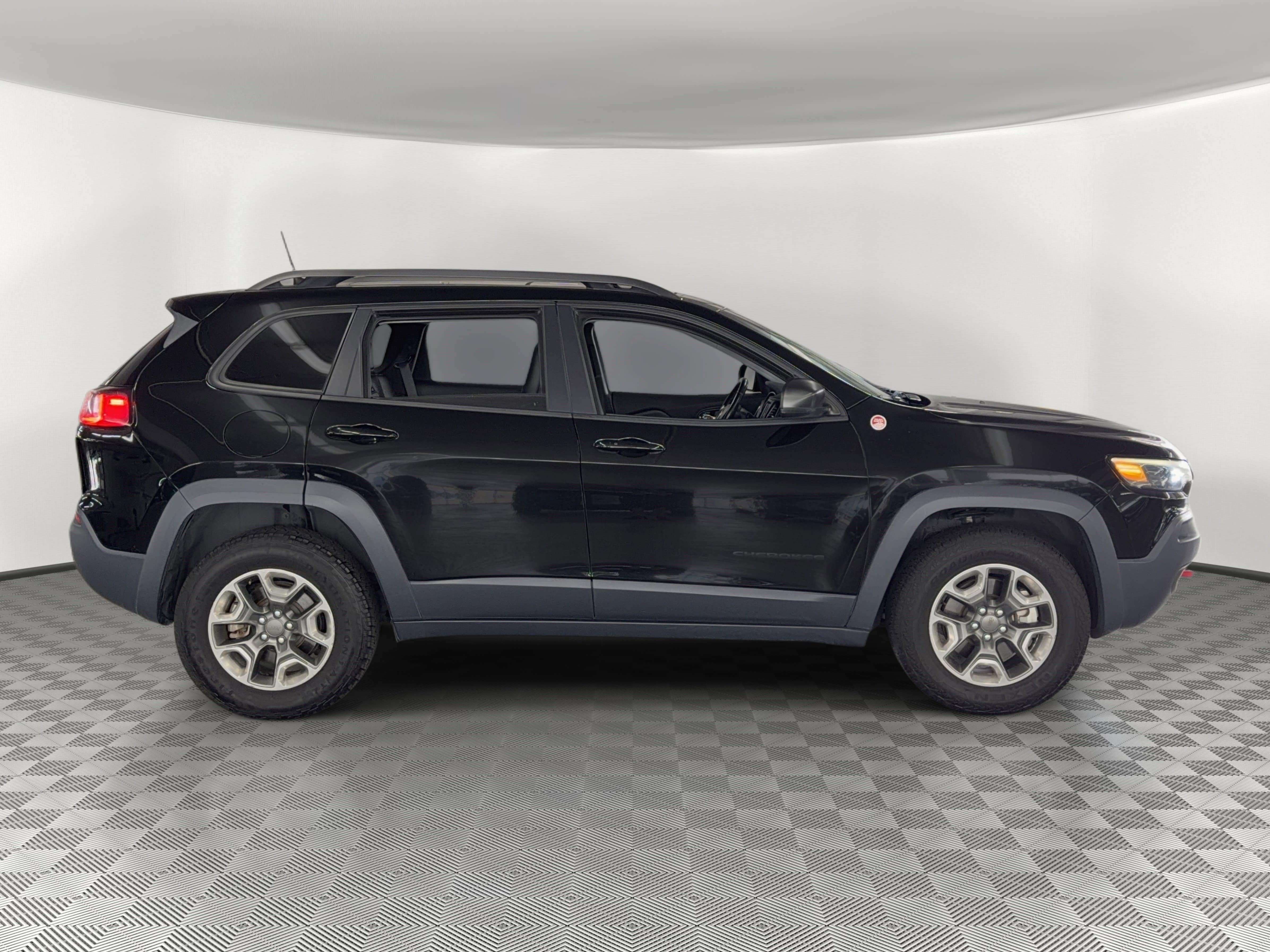Used 2019 Jeep Cherokee Trailhawk w/ Comfort/Convenience Group AWD/4WD image 8