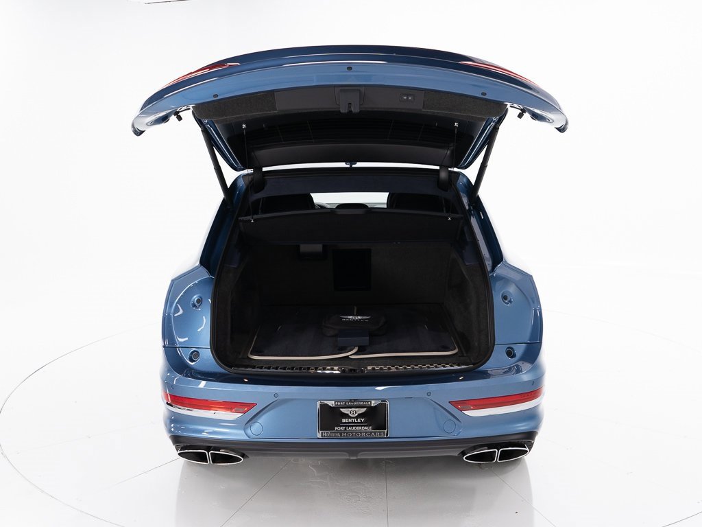 Used 2025 Bentley Bentayga image 46