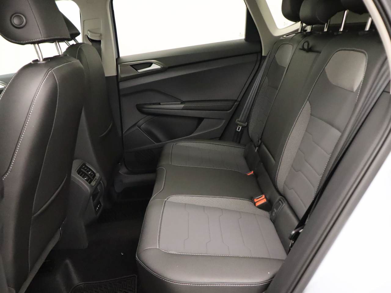 New 2026 Volkswagen Taos SE FWD image 15