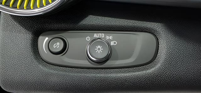 New 2026 Chevrolet Trax LT w/ Sunroof Package image 15