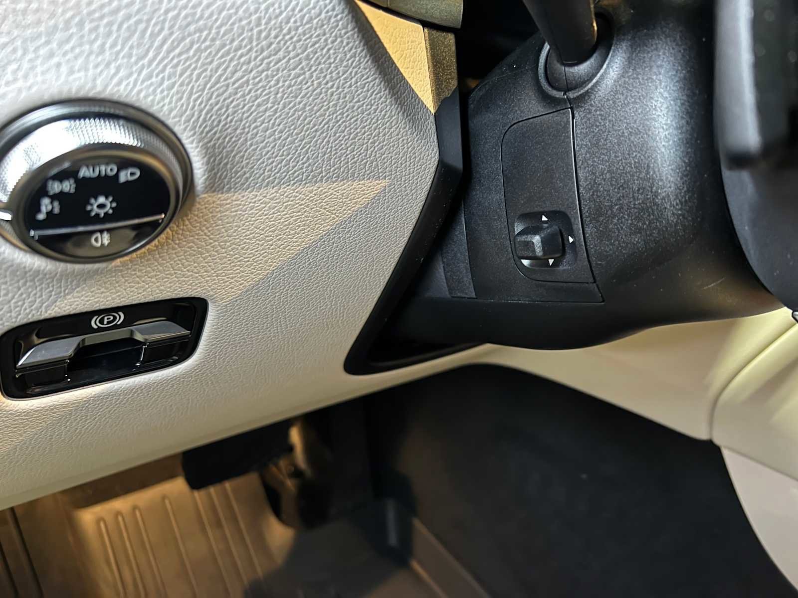 Used 2025 Mercedes-Benz GLC 300 4MATIC image 24