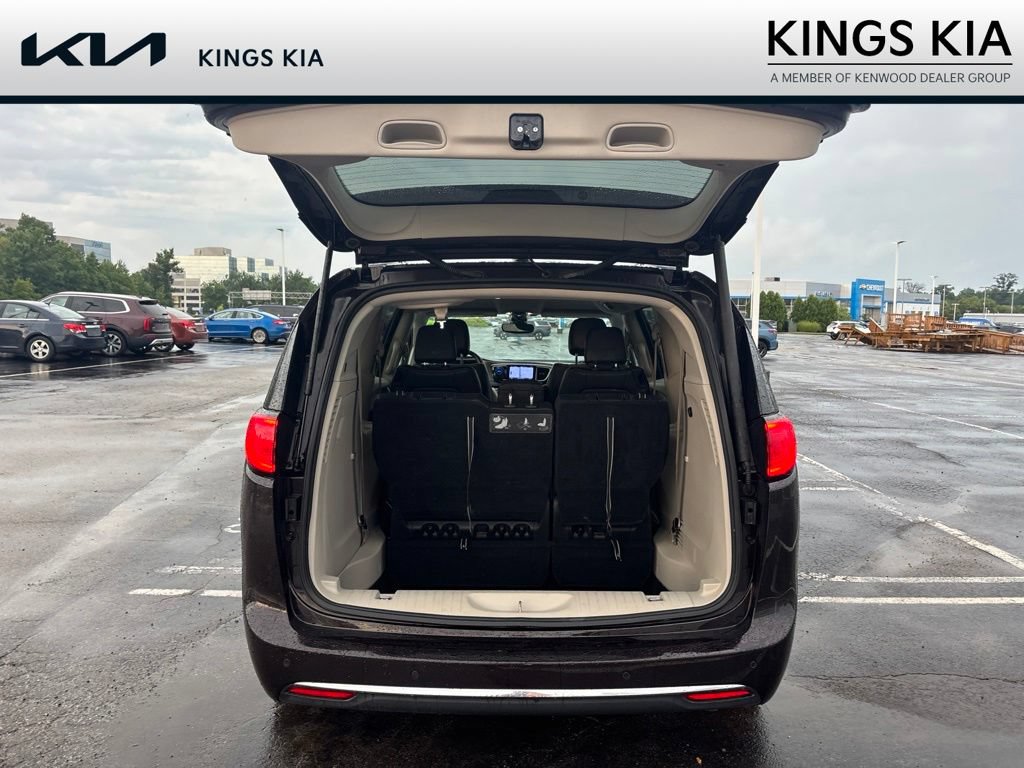 Used 2017 Chrysler Pacifica Touring-L FWD image 7