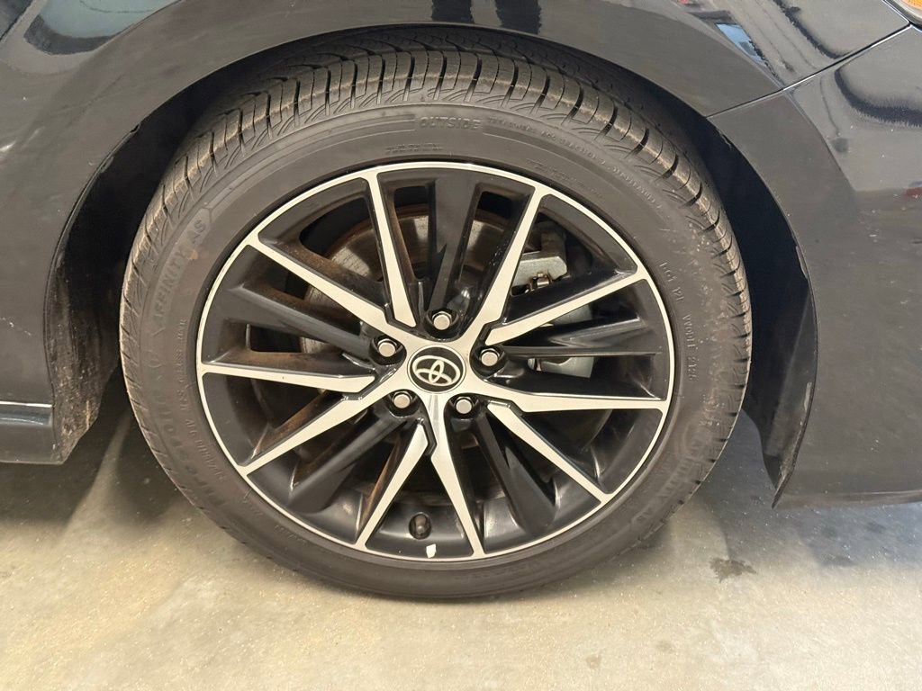 Used 2022 Toyota Camry SE image 2