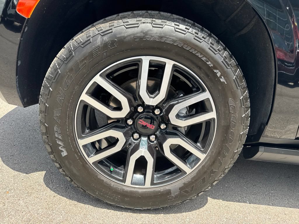 Used 2023 GMC Yukon AT4 AWD/4WD image 32