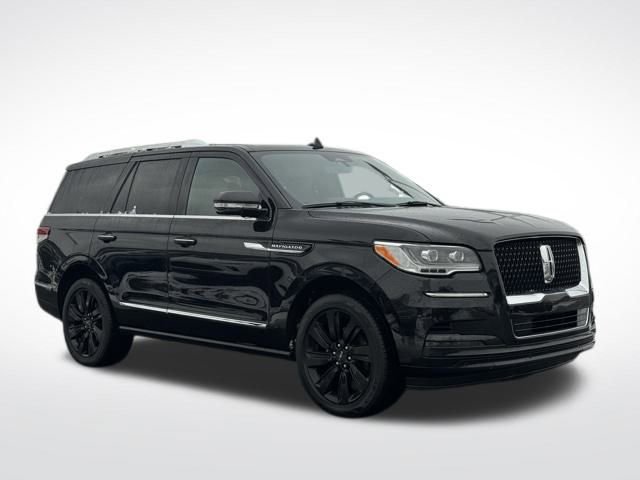 Used 2022 Lincoln Navigator Reserve image 3