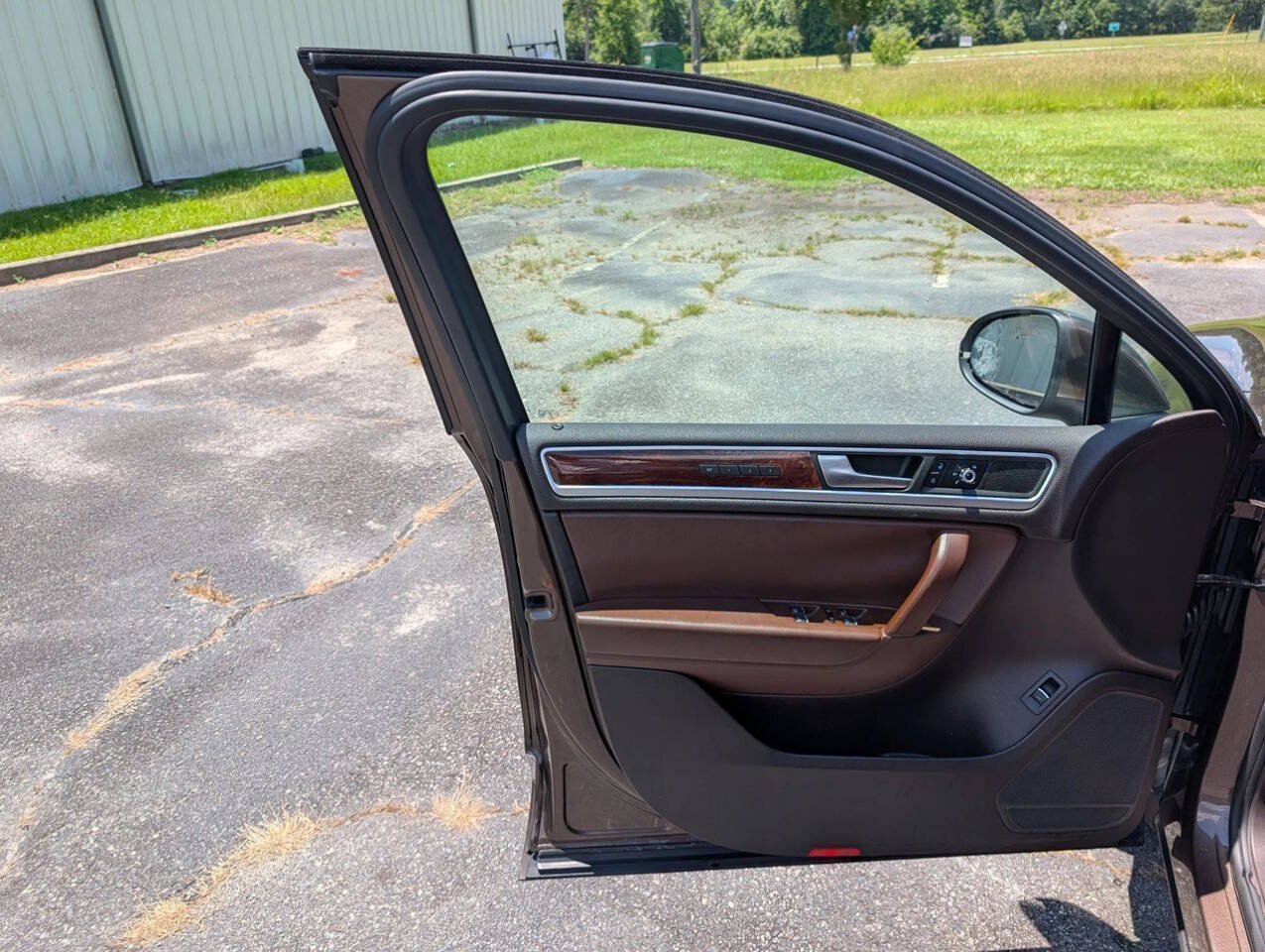 Used 2011 Volkswagen Touareg TDI AWD/4WD image 27