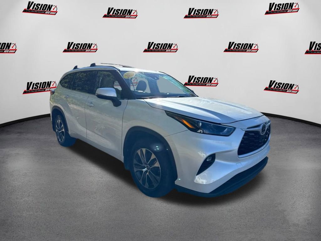 Used 2022 Toyota Highlander XLE image 3