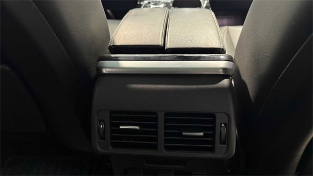 Used 2019 Land Rover Range Rover Velar R-Dynamic SE image 16