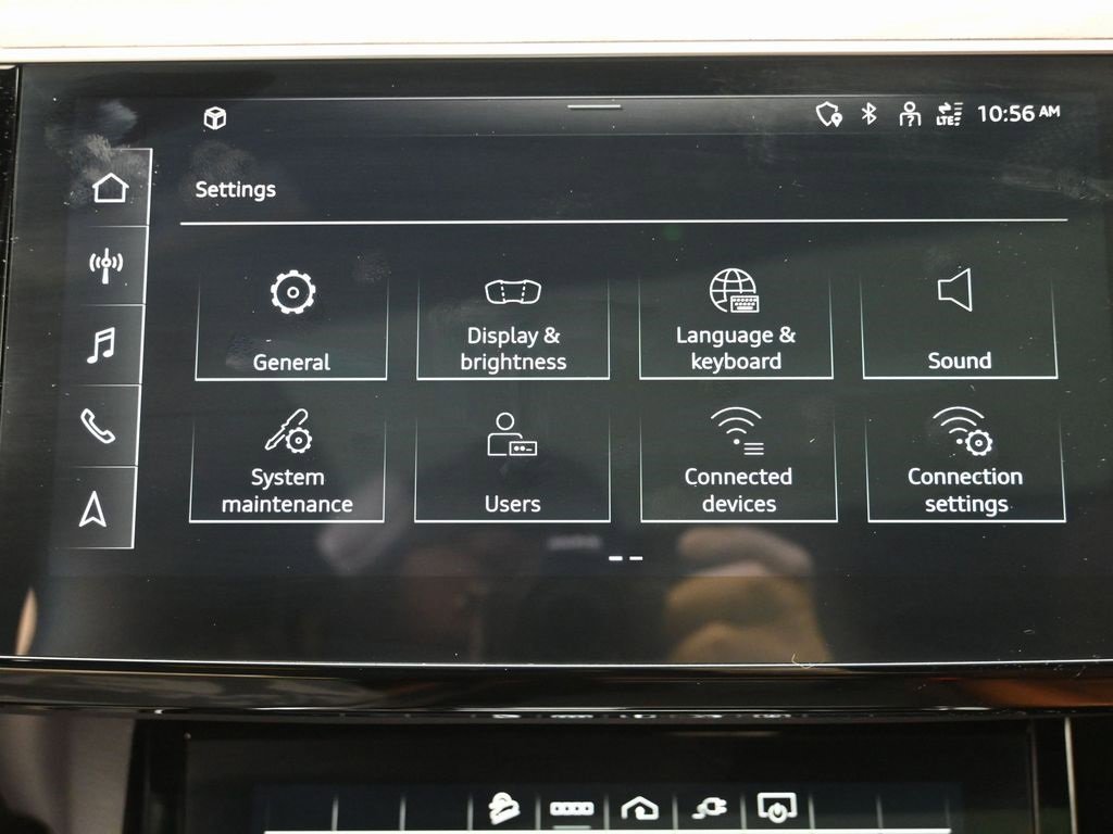 Used 2022 Audi e-tron Premium Plus w/ Premium Plus Package image 28