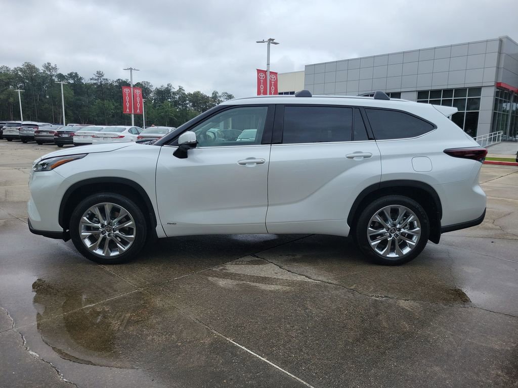 Certified 2026 Toyota Highlander Limited AWD/4WD image 2
