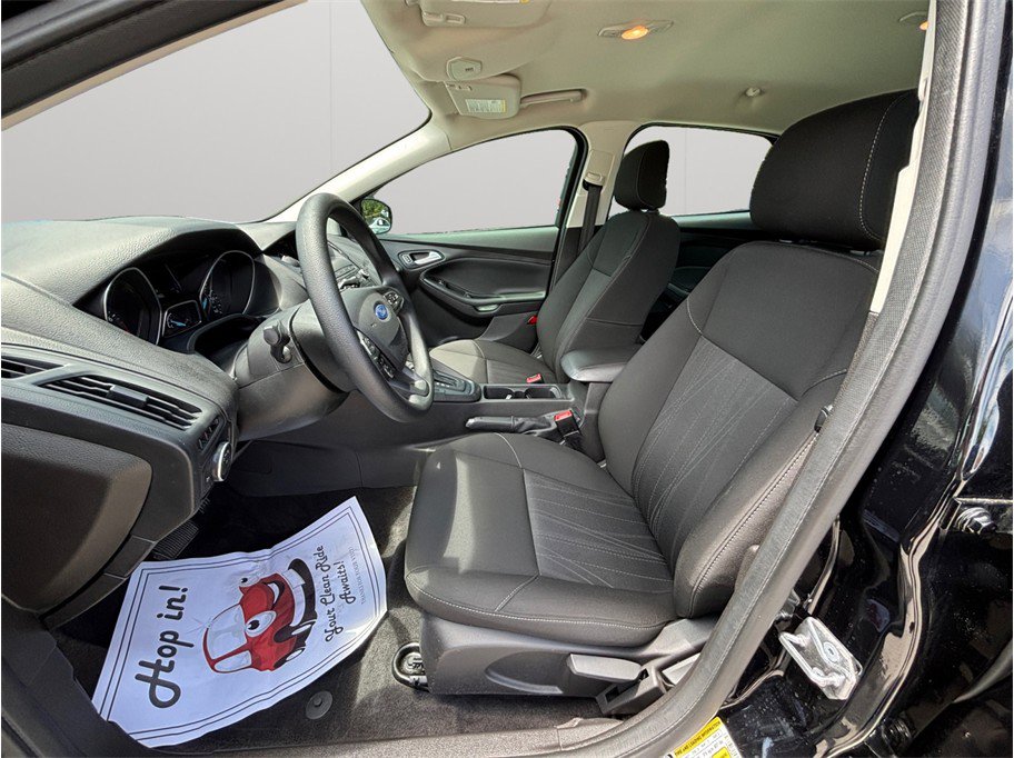 Used 2018 Ford Focus SE FWD image 2