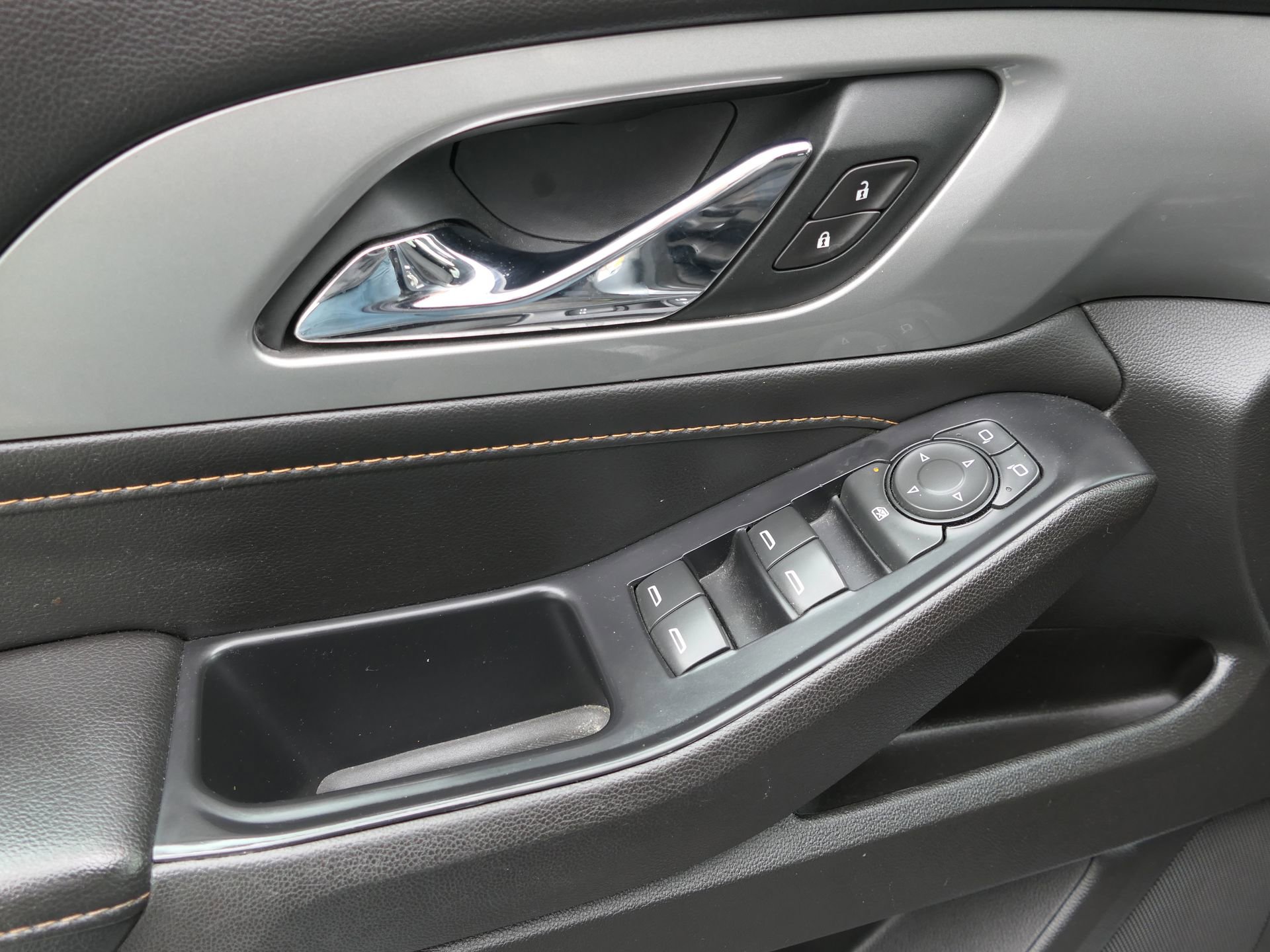 Used 2021 Chevrolet Traverse LS FWD image 14