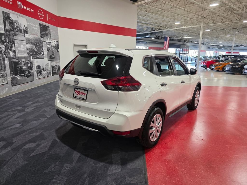 Used 2019 Nissan Rogue S image 3