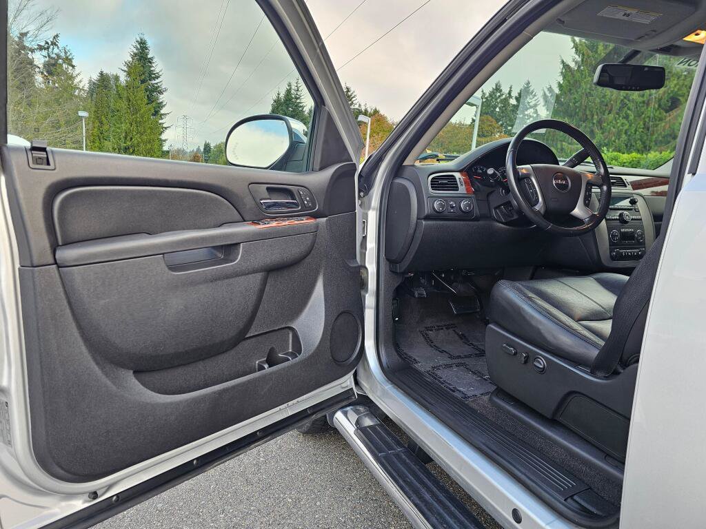 Used 2011 GMC Sierra 1500 SLT w/ Chrome Essentials Package AWD/4WD image 21