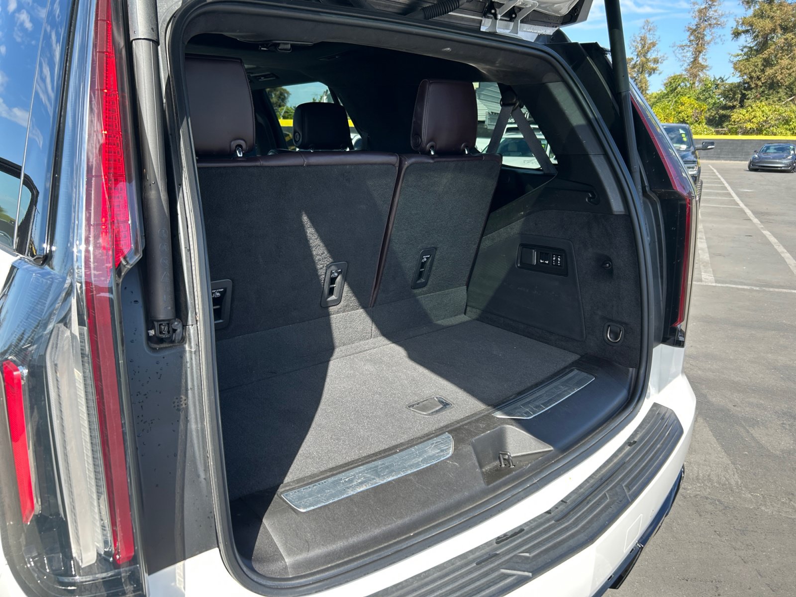 Used 2021 Cadillac Escalade Sport Platinum w/ LPO, ONYX Package AWD/4WD image 24