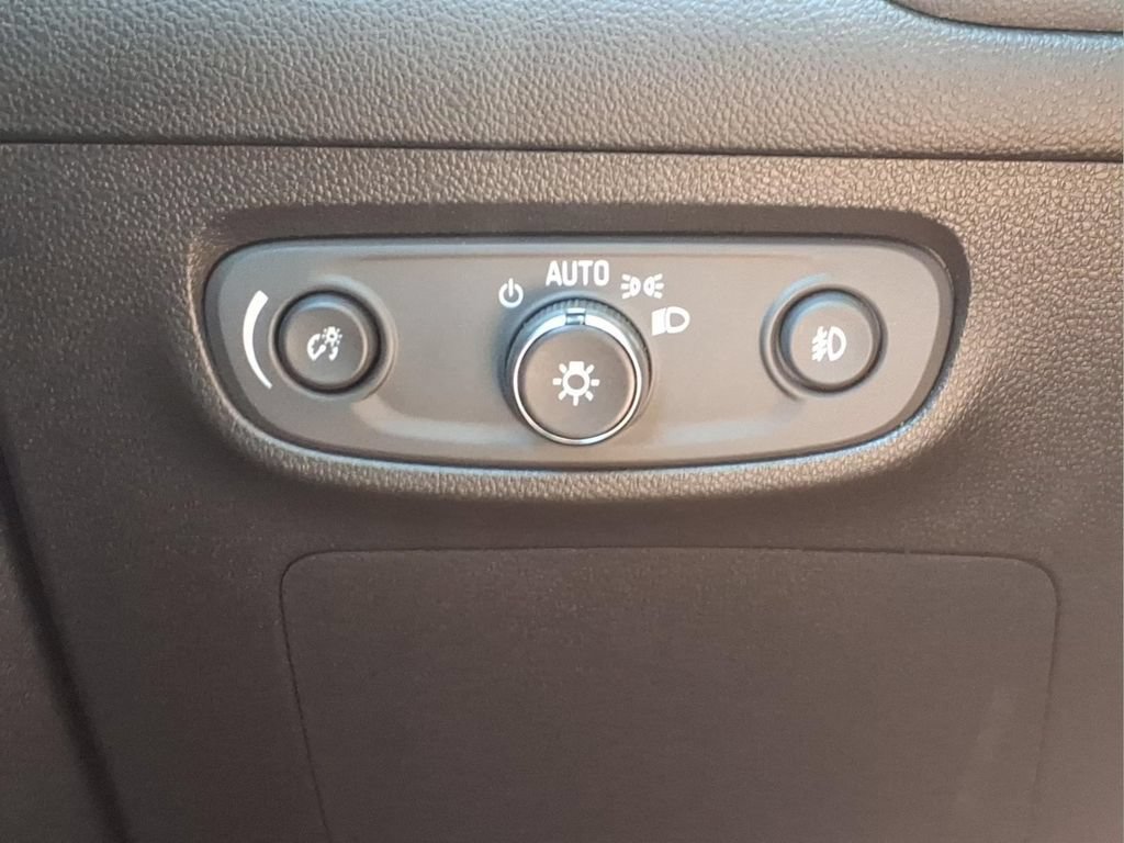 Used 2021 Buick Encore GX Essence w/ Experience Buick Package FWD image 5