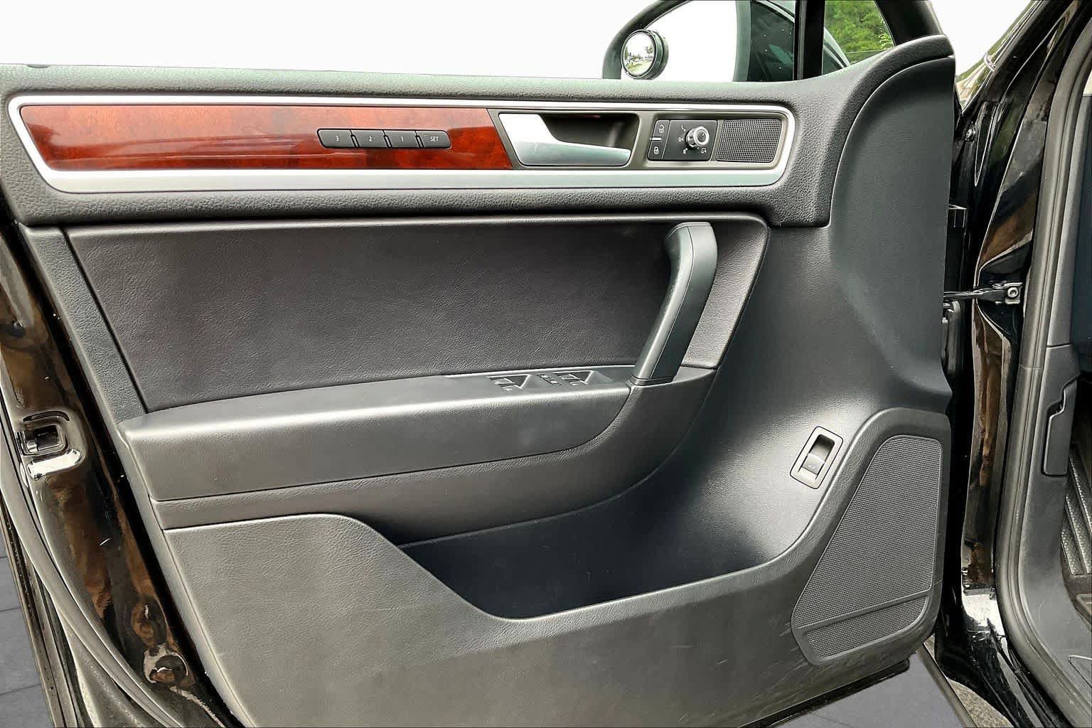 Used 2013 Volkswagen Touareg VR6 AWD/4WD image 21
