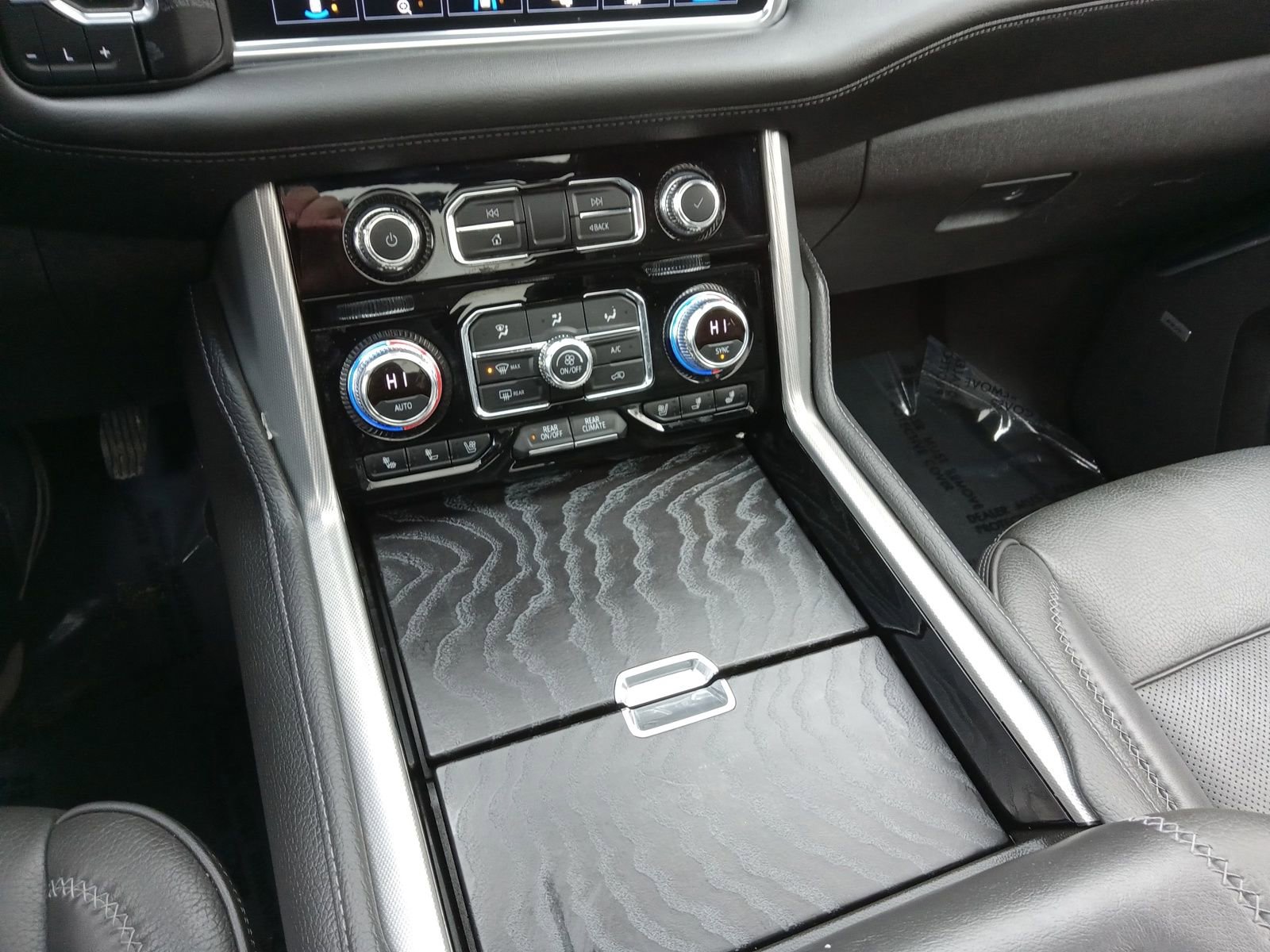 Used 2021 GMC Yukon Denali w/ Denali Premium Package image 19