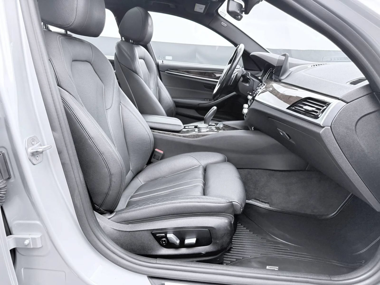 Used 2018 BMW 530i xDrive w/ Premium Package AWD/4WD image 23
