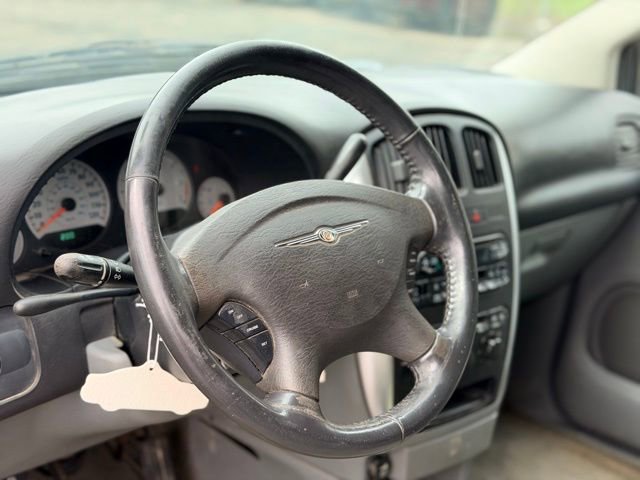 Used 2007 Chrysler Town & Country Touring image 7