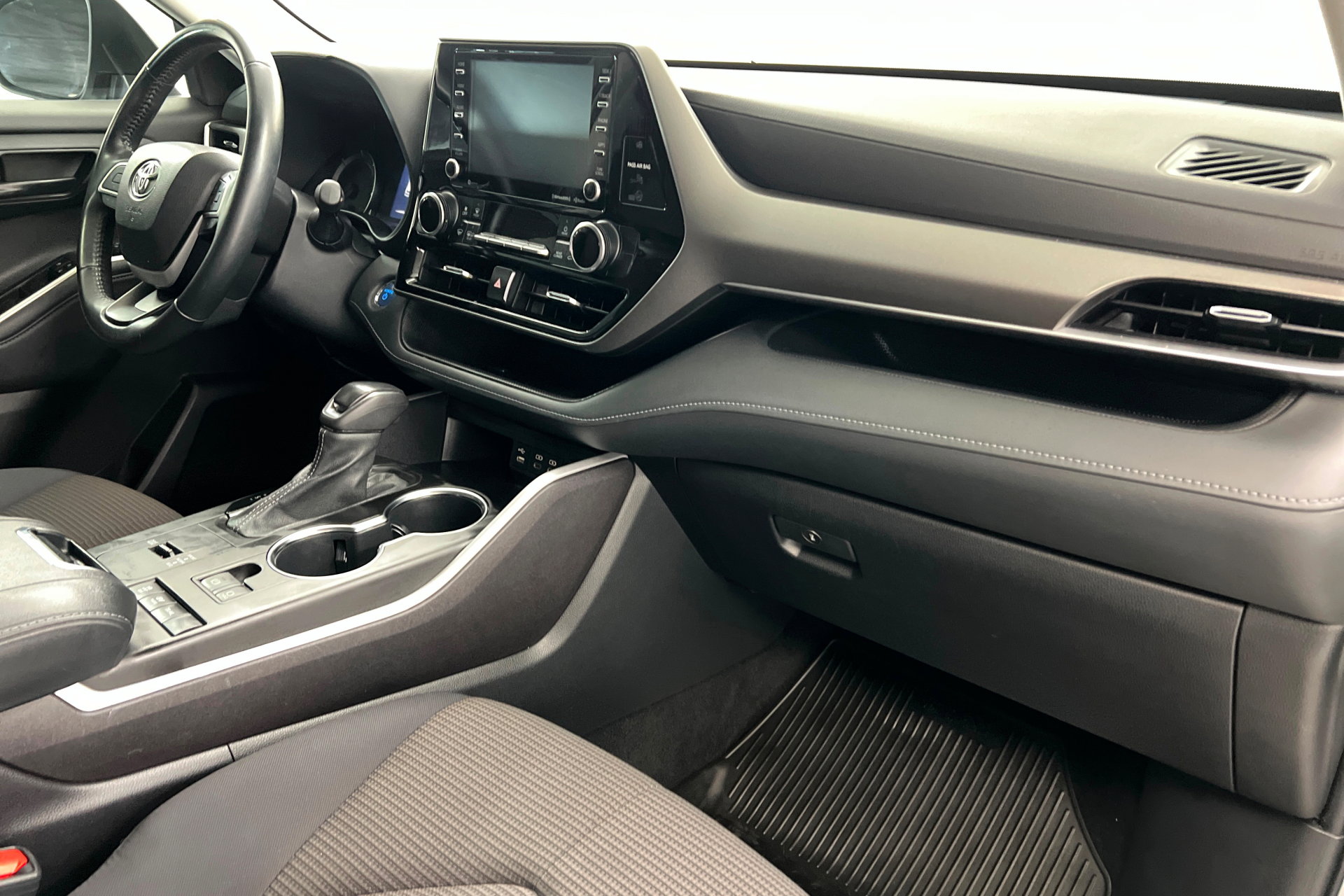 Used 2022 Toyota Highlander LE image 26