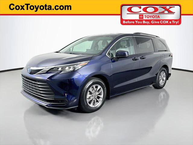 Certified 2025 Toyota Sienna LE FWD image 1