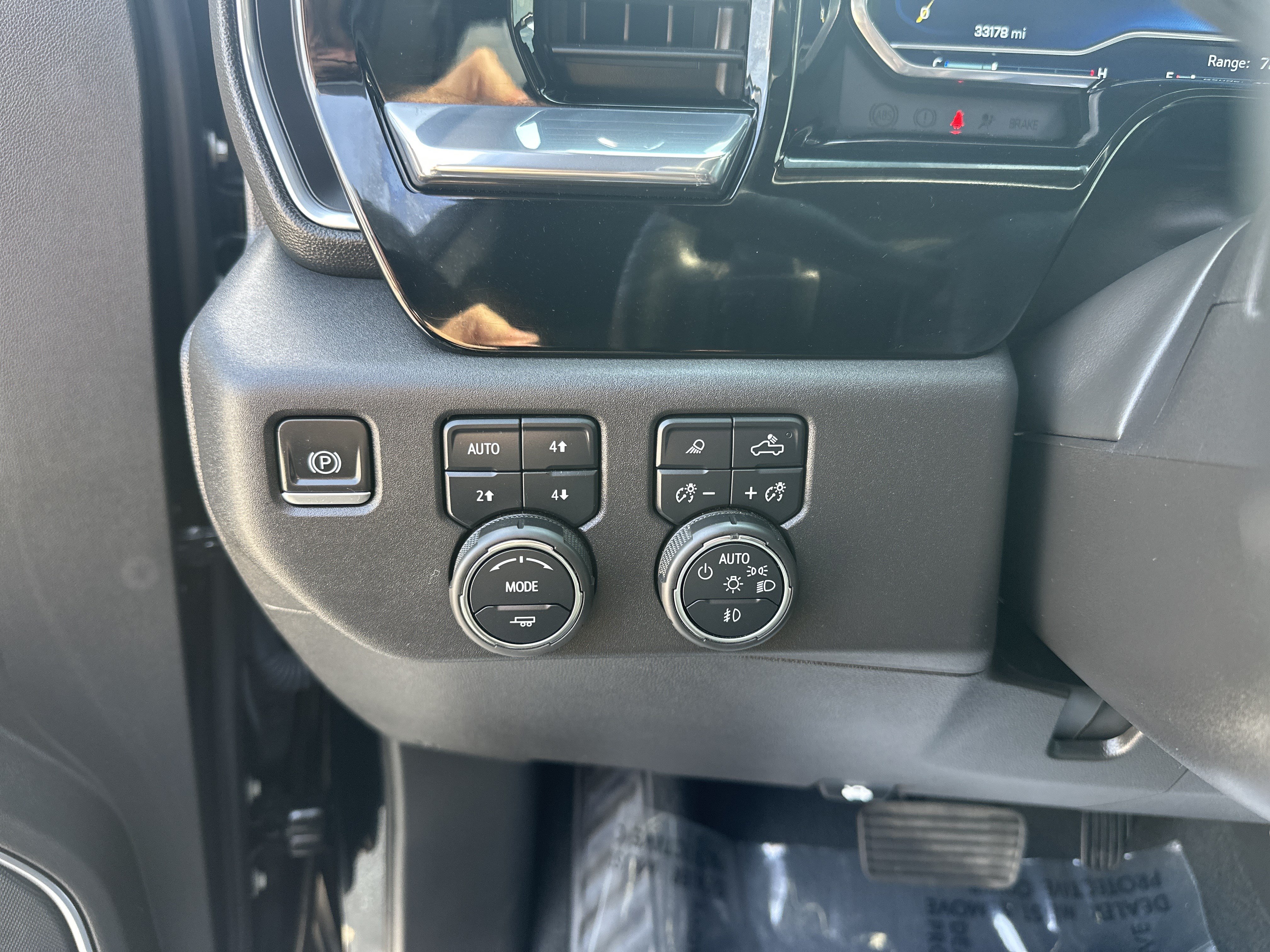 Used 2023 Chevrolet Silverado 1500 LT Trail Boss w/ LT Trail Boss Premium Package AWD/4WD image 16