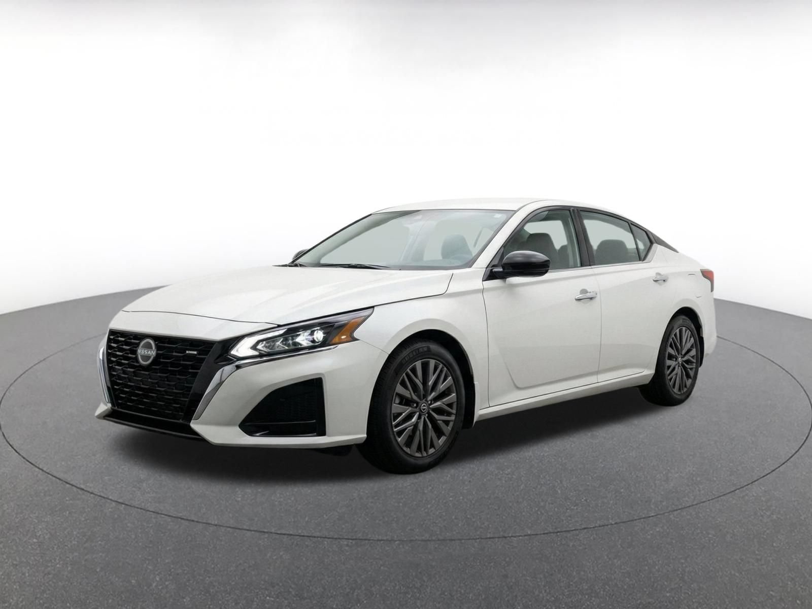 Used 2025 Nissan Altima 2.5 SV FWD image 3