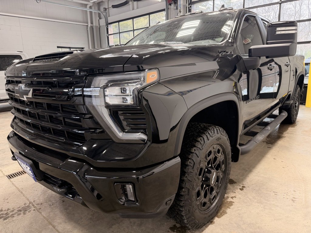 Used 2024 Chevrolet Silverado 2500 LT w/ Midnight Edition image 4