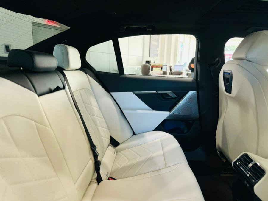 Used 2024 BMW 540i xDrive w/ Premium Package image 24