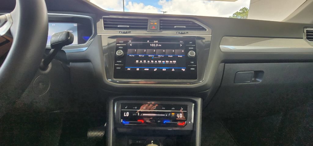 Used 2022 Volkswagen Tiguan SE FWD image 34