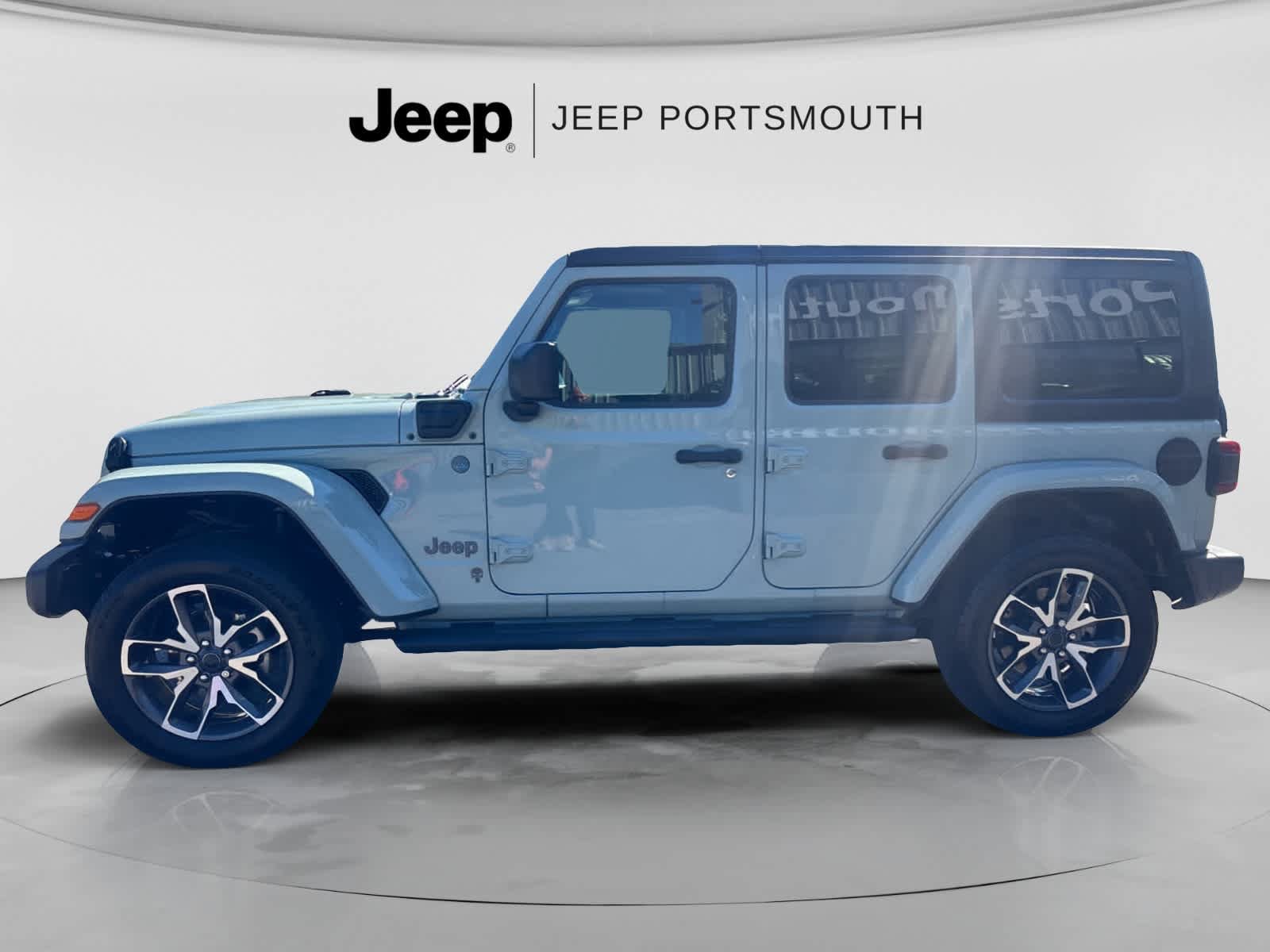 Used 2024 Jeep Wrangler Unlimited w/ Convenience Group AWD/4WD image 4