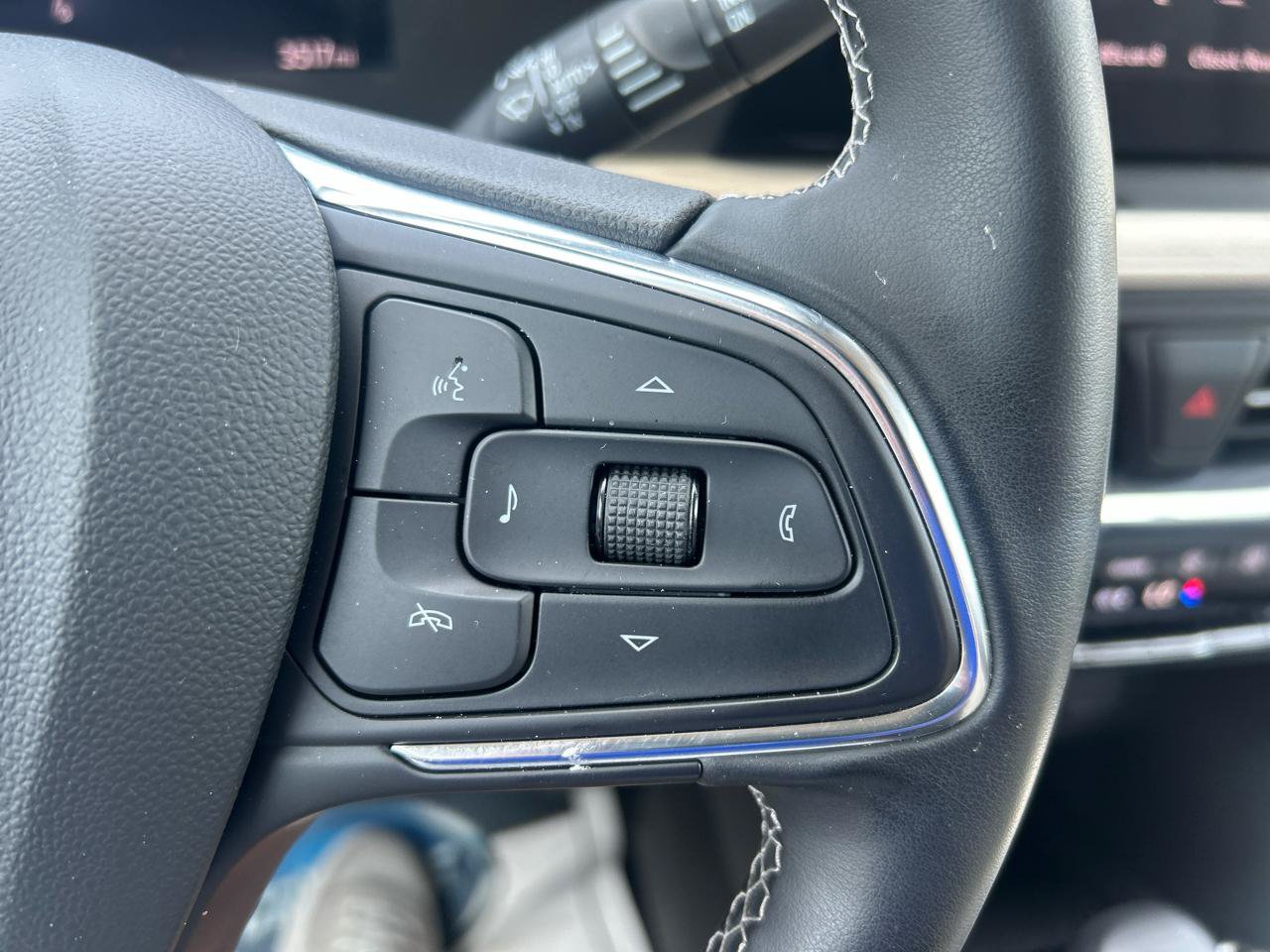 Used 2025 Buick Encore GX Avenir w/ Avenir Convenience Package FWD image 18