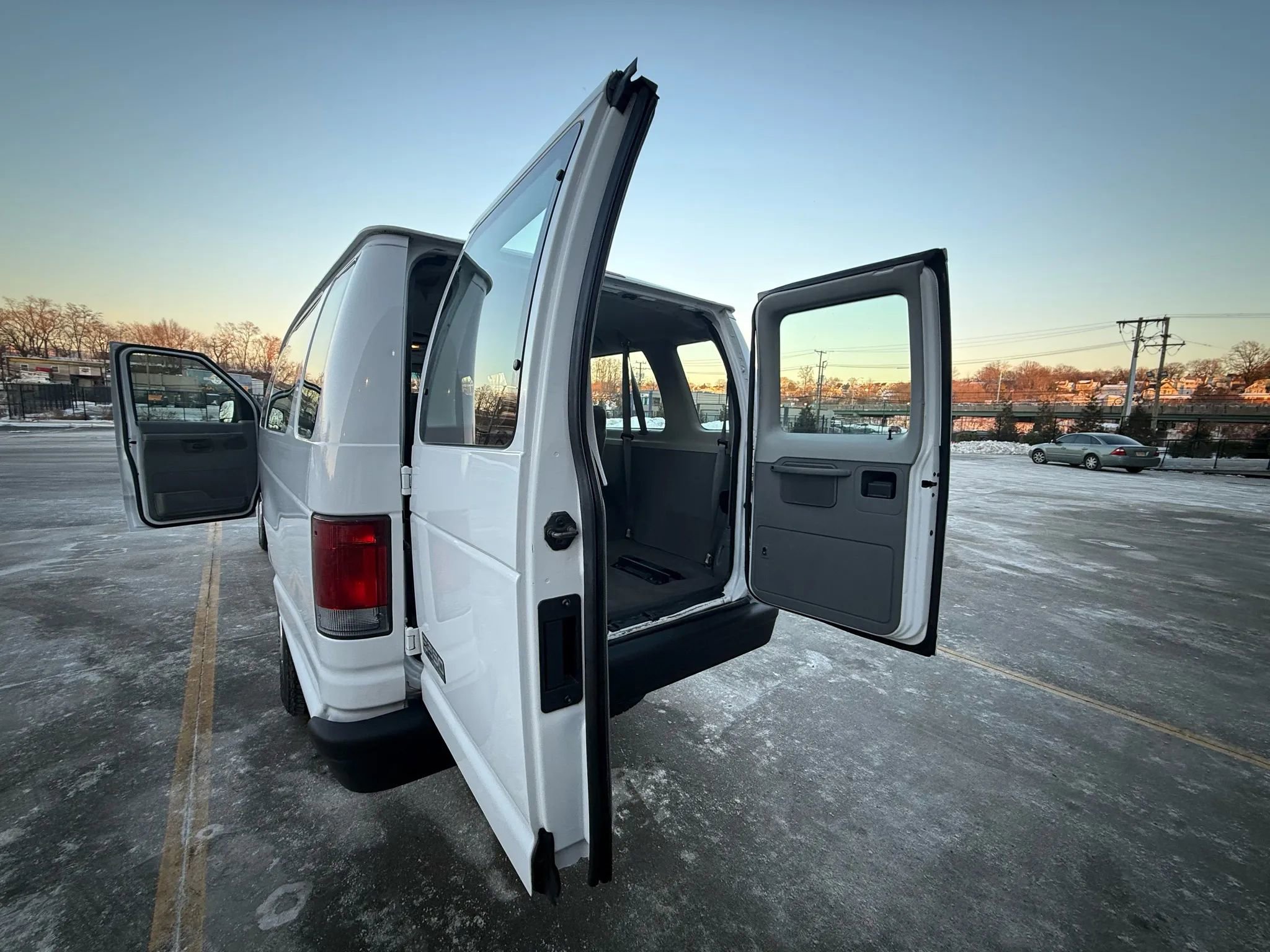 Used 2003 Ford E-350 and Econoline 350 XLT image 27