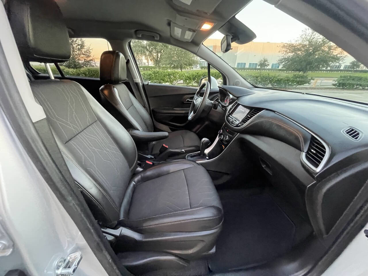 Used 2022 Chevrolet Trax LT w/ LT Convenience Package image 18