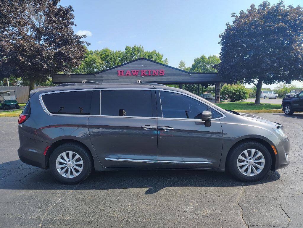 Used 2017 Chrysler Pacifica Touring-L FWD image 6