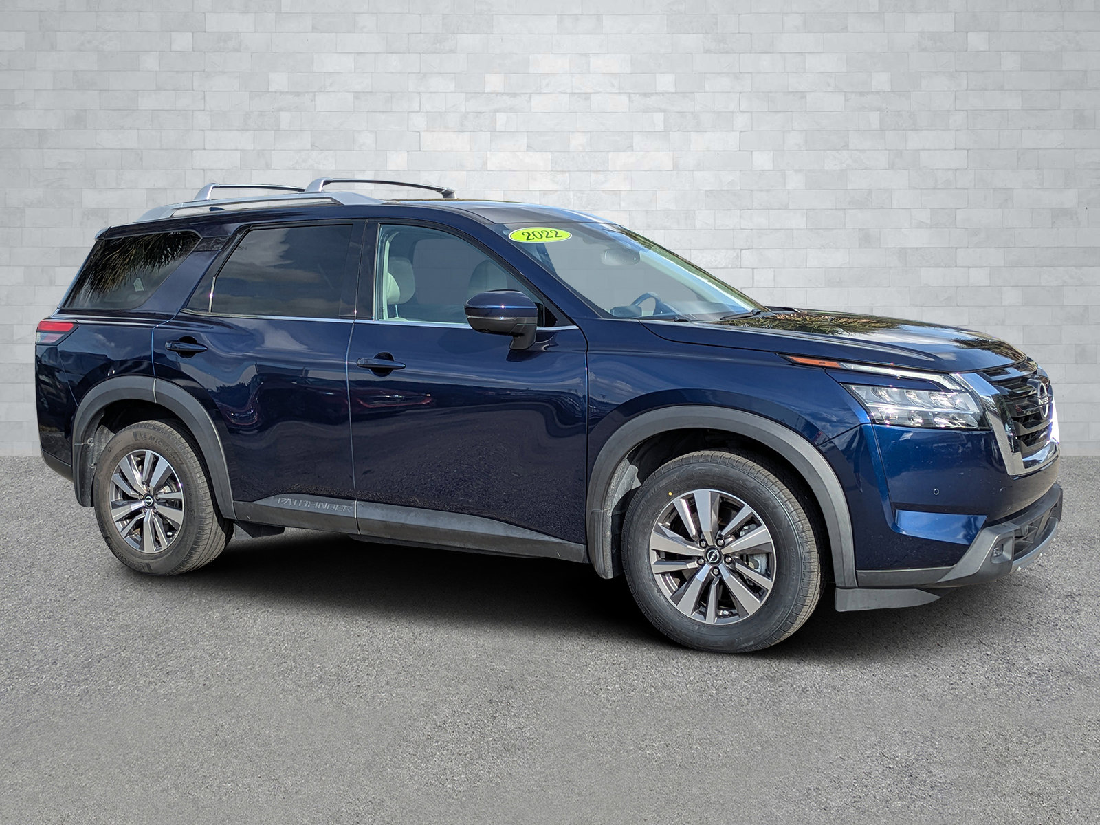 Used 2022 Nissan Pathfinder SL image 2
