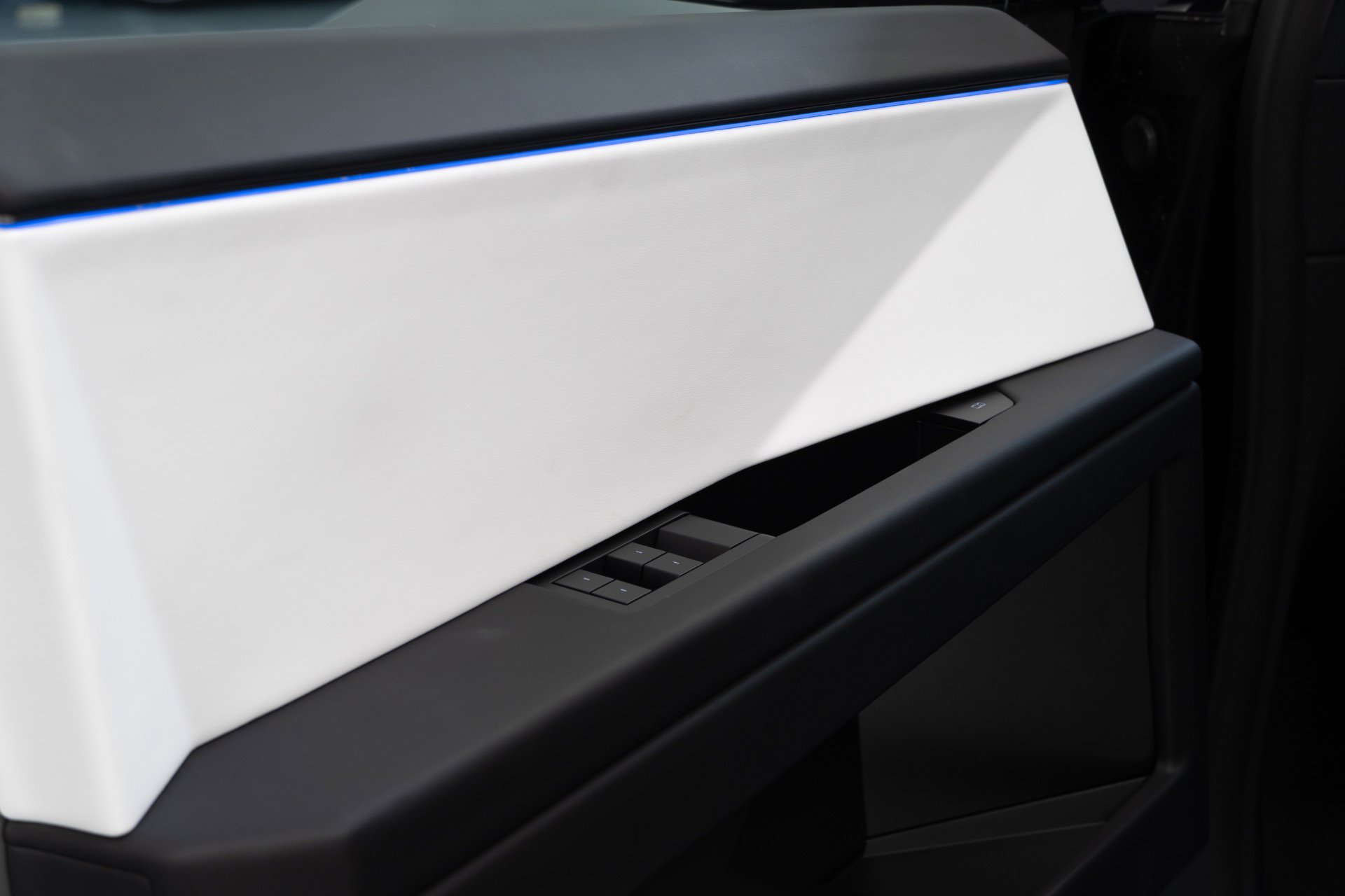 Used 2024 Tesla Cybertruck AWD Crew Cab image 11