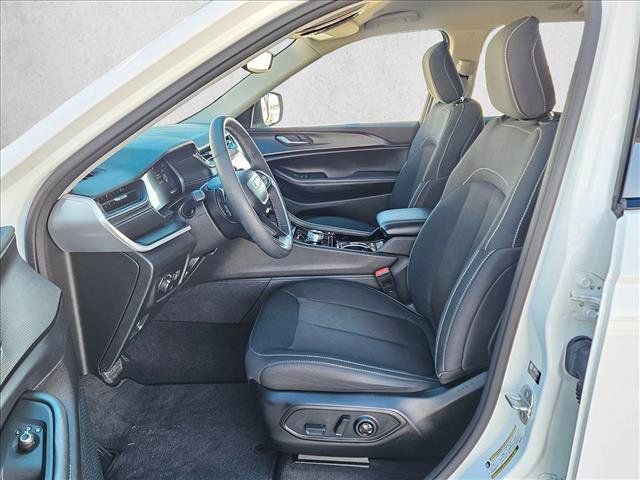 Used 2023 Jeep Grand Cherokee Laredo w/ Luxury Tech Group I image 15