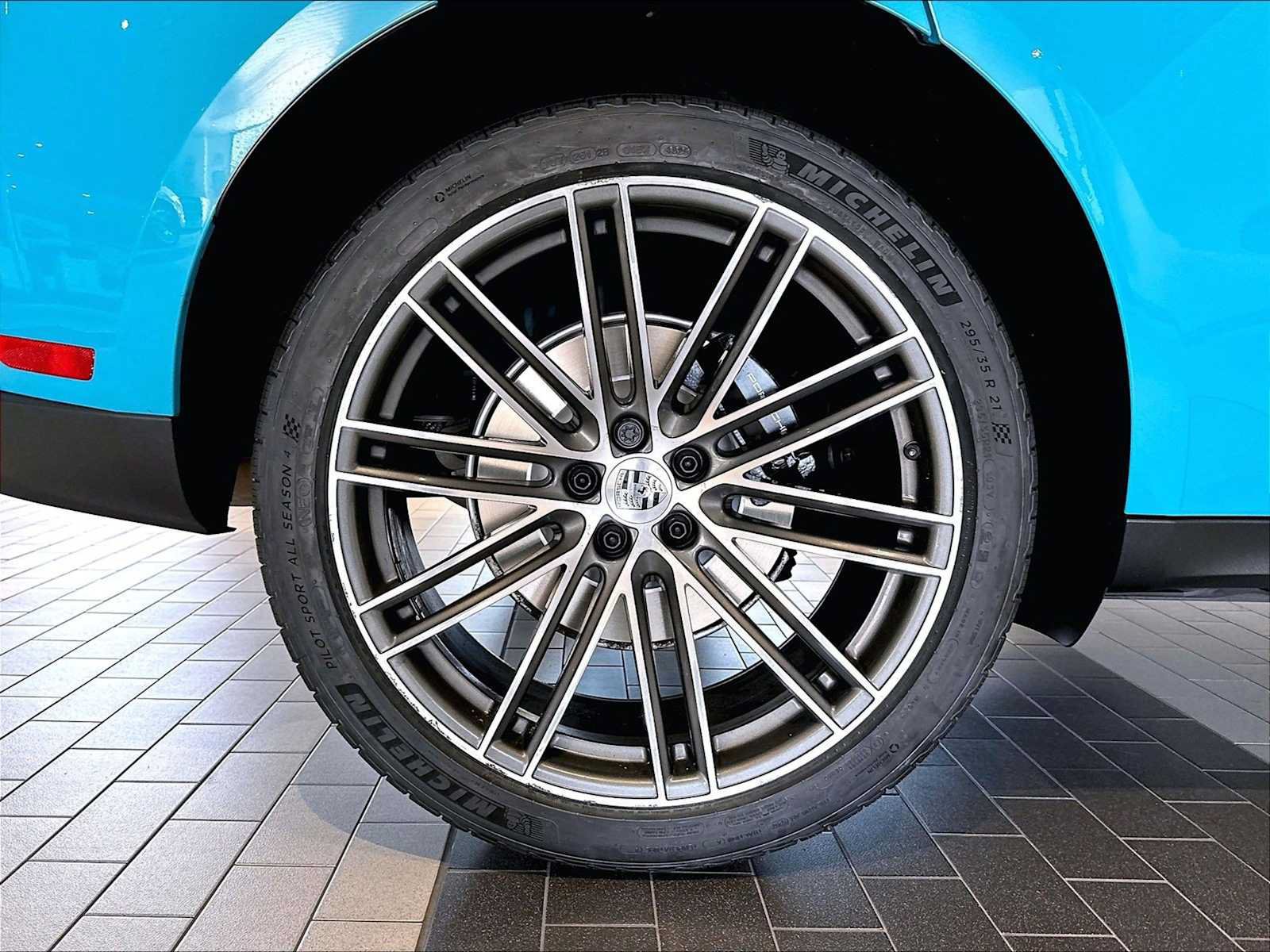 Used 2023 Porsche Macan AWD/4WD image 14